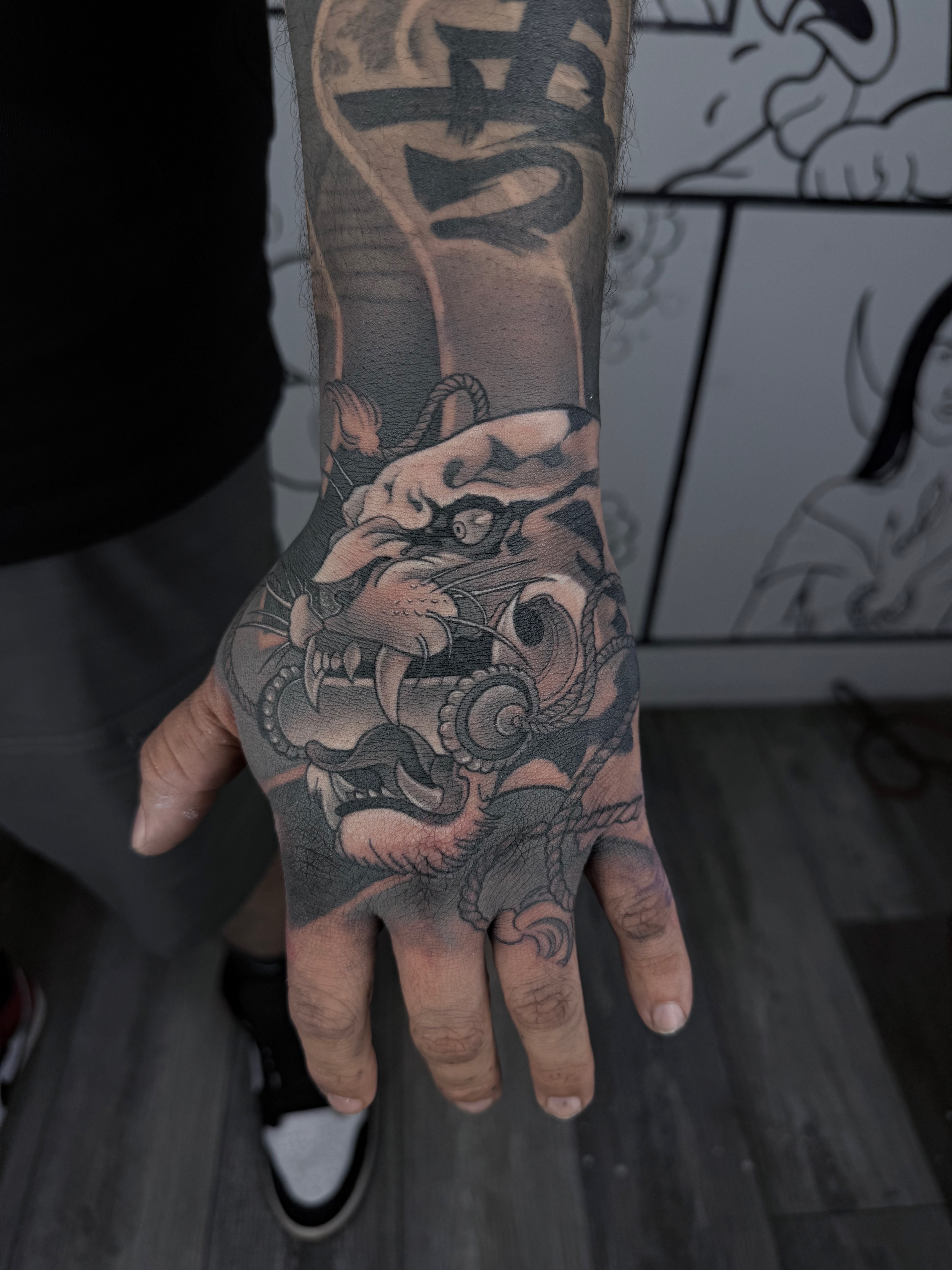 Tiger hand tattoo – half day session